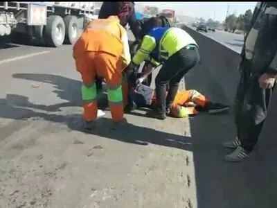 تصادف یک پاکبان حین نظافت باند سبقت اتوبان