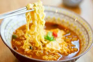 ترفند خلاقانه ژاپنی‌ها برای استفاده از نودل‌های دورریز
