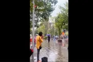 اجرای خیابانی آهنگ آنشرلی در هوای بارانی رشت + فیلم