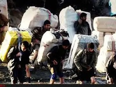 کولبران شرایط بیمه شدن را ندارند/ نمایندگان ملت برای ایجاد صنایع و زیرساخت‌ها تامین اعتبار کنند 
