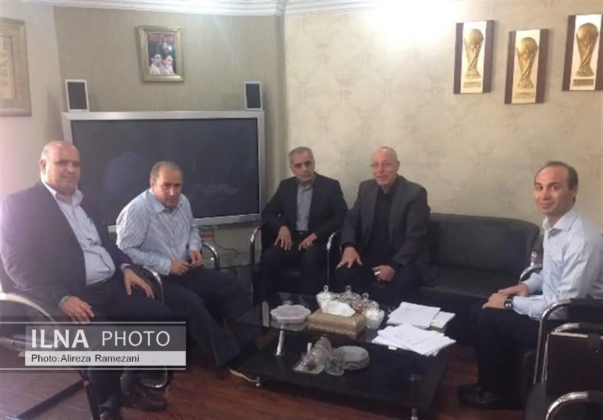 امضای قرارداد پروژه احداث چمن مصنوعی استاندارد فیفا در ورزشگاه تختی