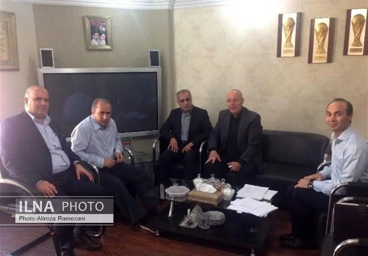امضای قرارداد پروژه احداث چمن مصنوعی استاندارد فیفا در ورزشگاه تختی