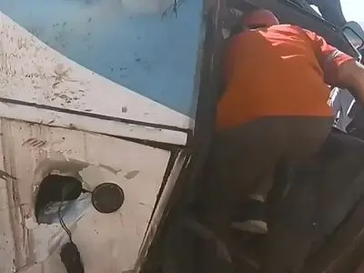 امدادرسانى به حادثه دیدگان سقوط اتوبوس در فیروزکوه + فیلم