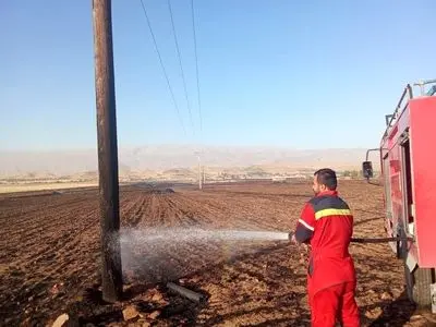 وقوع حادثه آتش‌سوزی در مزارع گچساران بر اثر آتش زدن کاه و کلش / سرایت آتش به شبکه توزیع منطقه و قطعی برق