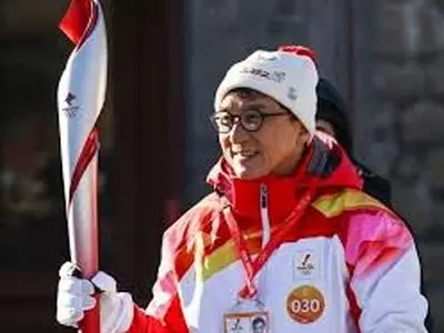 حمل مشعل المپیک زمستانی ۲۰۲۶ توسط جکی چان + فیلم