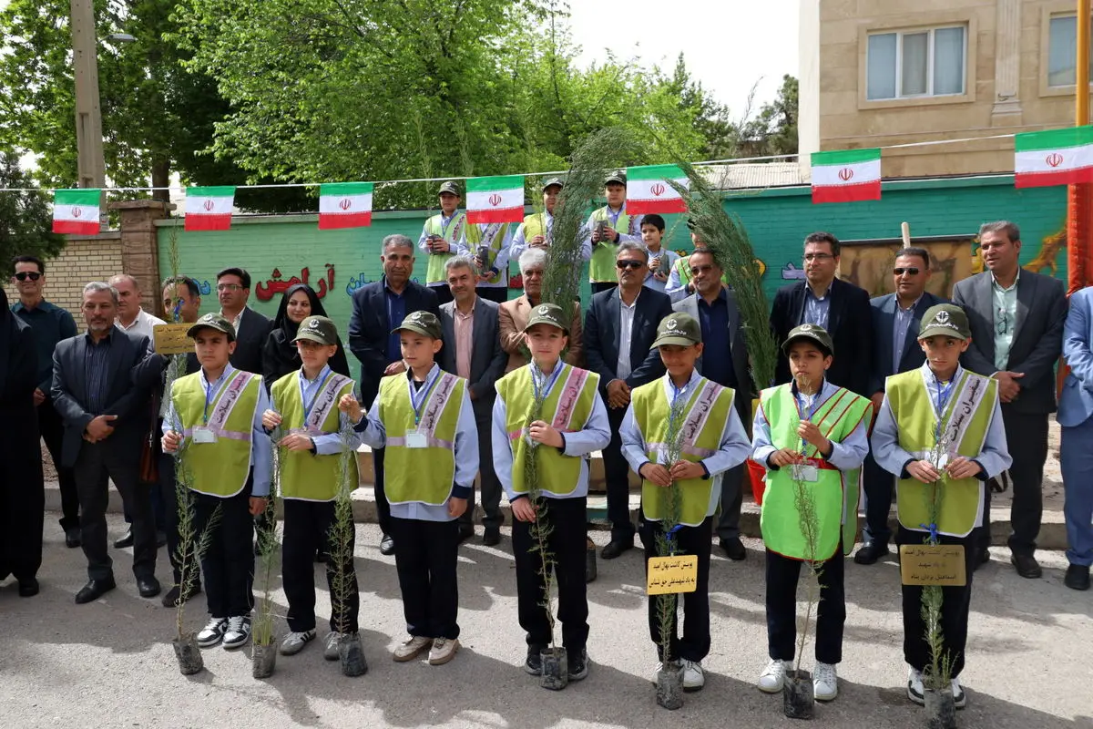دانش آموزان فارس در پویش «کاشت نهال امید» دست بکار شدند