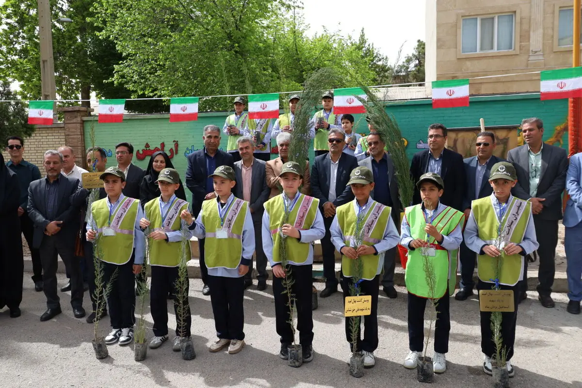 دانش آموزان فارس در پویش «کاشت نهال امید» دست بکار شدند