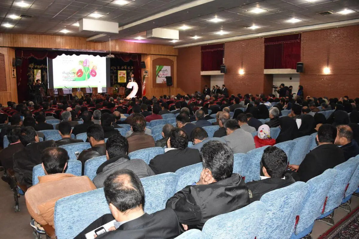 سهم ایران در صادرات گل ،یک دهم درصد بازار دنیا / یکصد شاخه گل رز معادل یک بشکه نفت در بازار بین المللی
