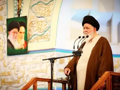 حل مشکلات معیشتی و تقویت امید اجتماعی وظیفه مسئولان و مجلس است