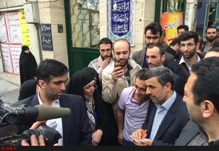 احمدی‌نژاد و بقایی رای خود را در مسجد نارمک به صندوق انداختند + تصاویر