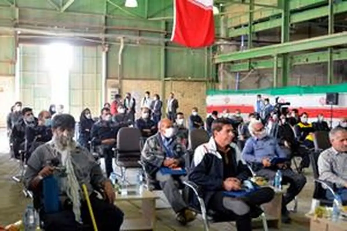 تقدیر از جانبازان بسیجی در کارخانه آبادان شرکت نفت پاسارگاد به مناسبت هفته بسیج 