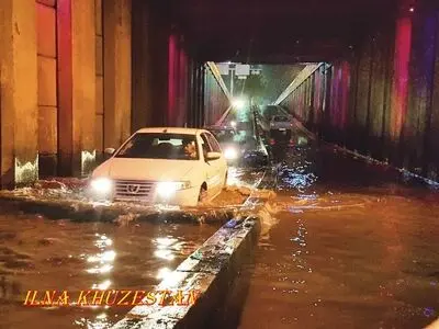 سیلاب جاده دزفول - شوشتر را مسدود کرد/ مردم از رودخانه ها فاصله بگیرند  