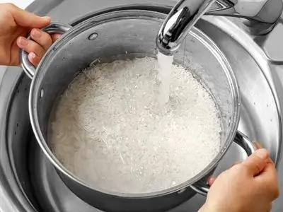 برنج را قبل از پخت بشوییم یا نه؟ 
