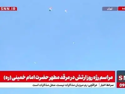 پرواز چتربازان بر فراز حرم امام خمینی در مراسم رژه روز ارتش + فیلم