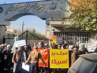 تجمع بازنشستگان ارتش مقابل ساختمان مرکزی کانون / به آرمان‌های انقلاب وفاداریم
