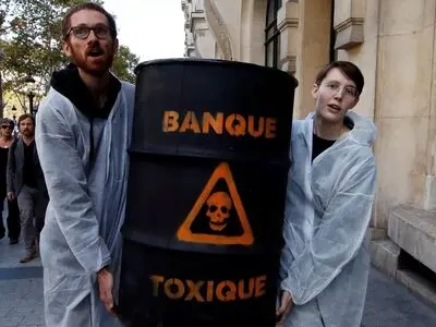تجمع فعالان مبارزه با جهانی‌سازی در برابر بانک «اچ‌اس‌بی‌سی» در پاریس