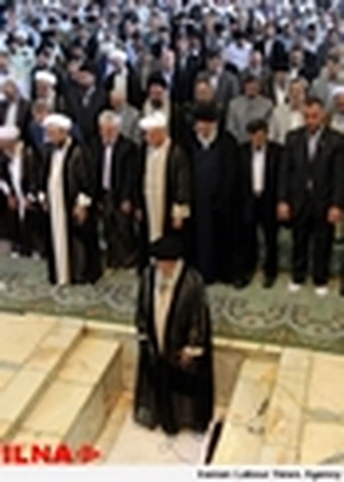 اقامه نماز ظهر و عصر در ماه رمضان به امامت حضرت آیت‌الله خامنه‌ای