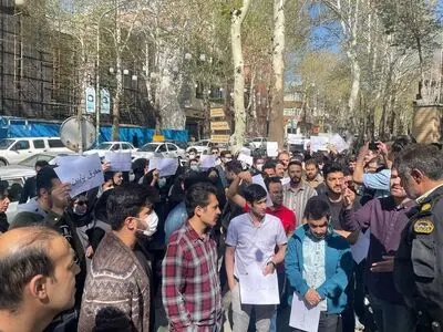 تجمع پرستاران و کادر درمان کردستان مقابل استانداری/ به تعرفه‌گذاری معترضیم