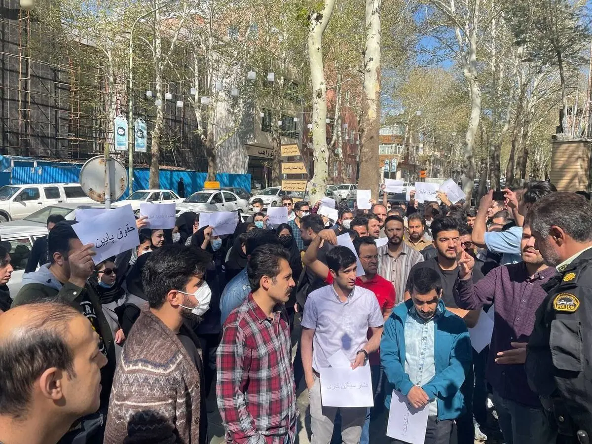 تجمع پرستاران و کادر درمان کردستان مقابل استانداری/ به تعرفه‌گذاری معترضیم