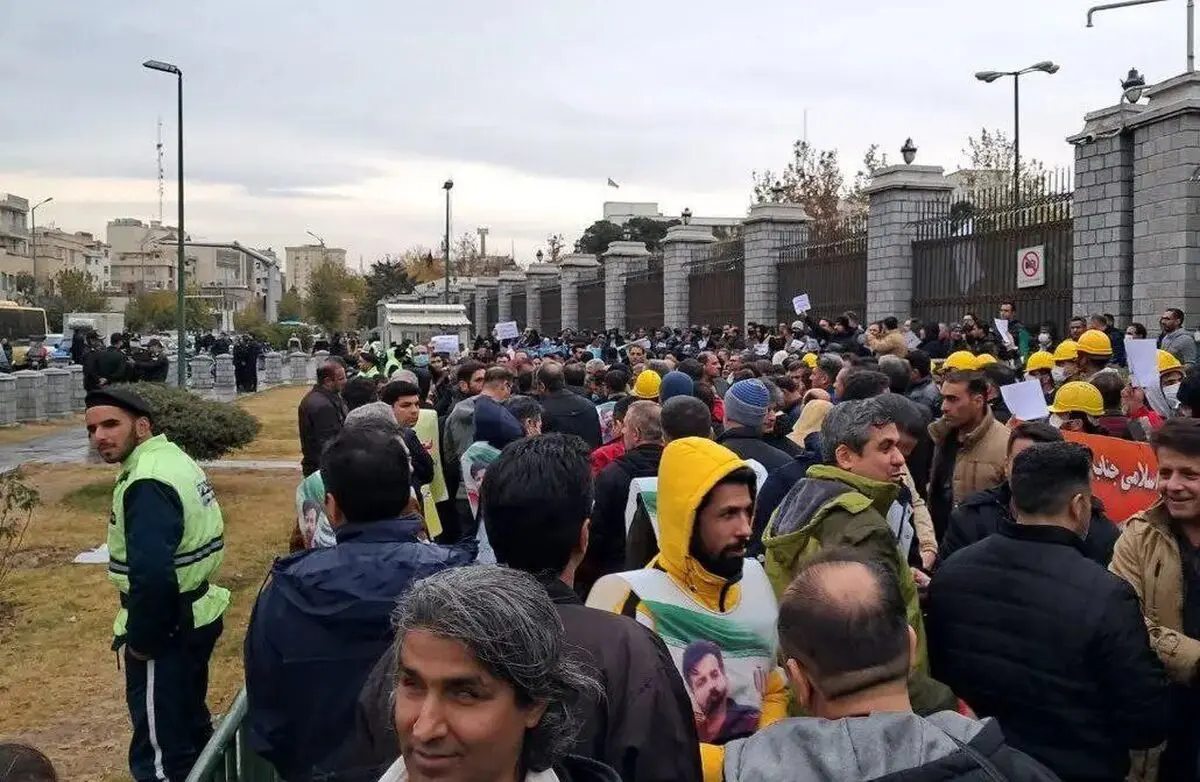 تجمع کارگران پیمانکاری نفت و برق مقابل مجلس/ پیمانکاران و واسطه‌ها باید بروند