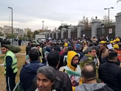 تجمع کارگران پیمانکاری نفت و برق مقابل مجلس/ پیمانکاران و واسطه‌ها باید بروند