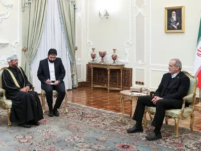 لدى استقبال وزير الخارجية العماني؛ بزشكيان: ايران ترغب في تنفيذ الاتفاقات الثنائية وتوسيع شامل للعلاقات مع عمان