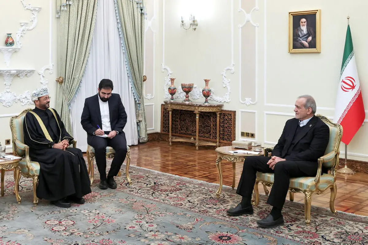 لدى استقبال وزير الخارجية العماني؛ بزشكيان: ايران ترغب في تنفيذ الاتفاقات الثنائية وتوسيع شامل للعلاقات مع عمان