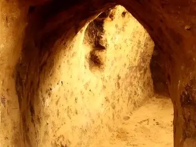 یک تونل مرموز در محوطه یک خندق ماقبل تاریخ