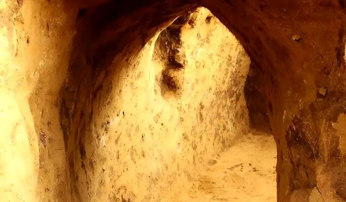 یک تونل مرموز در محوطه یک خندق ماقبل تاریخ