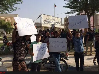 تجمع جوانان بیکار مقابل فرمانداری ویژه آبادان/ دفتر فرماندار آبادان: جوانانِ بومی کار می‌خواهند