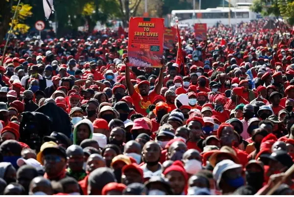 صدها هزار کارگر در آفریقای جنوبی برای سقوط دولت به خیابان آمدند/ احزاب آفریقای جنوبی: شاهد شورش گرسنگان هستیم!