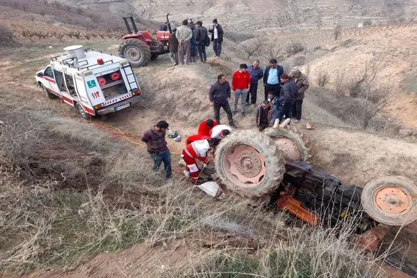 مرگ دو کشاورز بر اثر واژگونی تراکتور