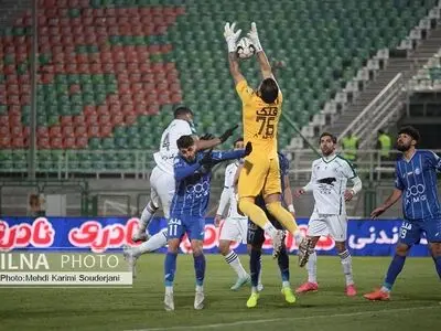 تساوی تیم فوتبال ذوب آهن اصفهان مقابل استقلال تهران