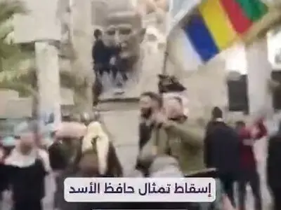 پایین کشیدن مجسمه حافظ اسد در شهر جرمانا جنوب غربی دمشق + فیلم
