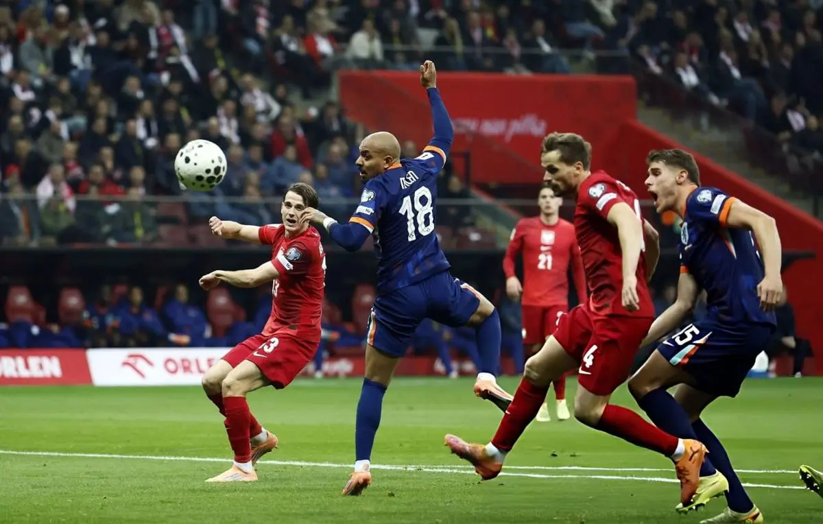 هلند ۱ - ۱ لهستان؛ هلند با نگرانی راهی بازی آخر شد