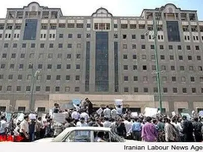 تجمع ۷۰۰ کارگر مخابرات روستایی مقابل ساختمان مجلس