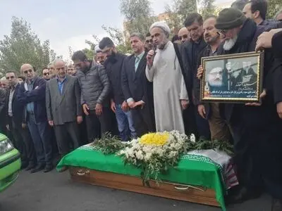 حجت‌الاسلام احمد منتظری بر پیکر «اعظم طالقانی» نماز خواند