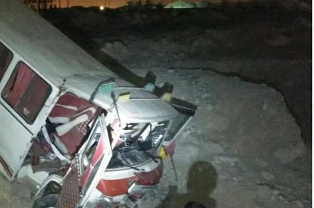 13 مصدوم در پی واژگونی مینی‌بوس کارگران پارس جنوبی