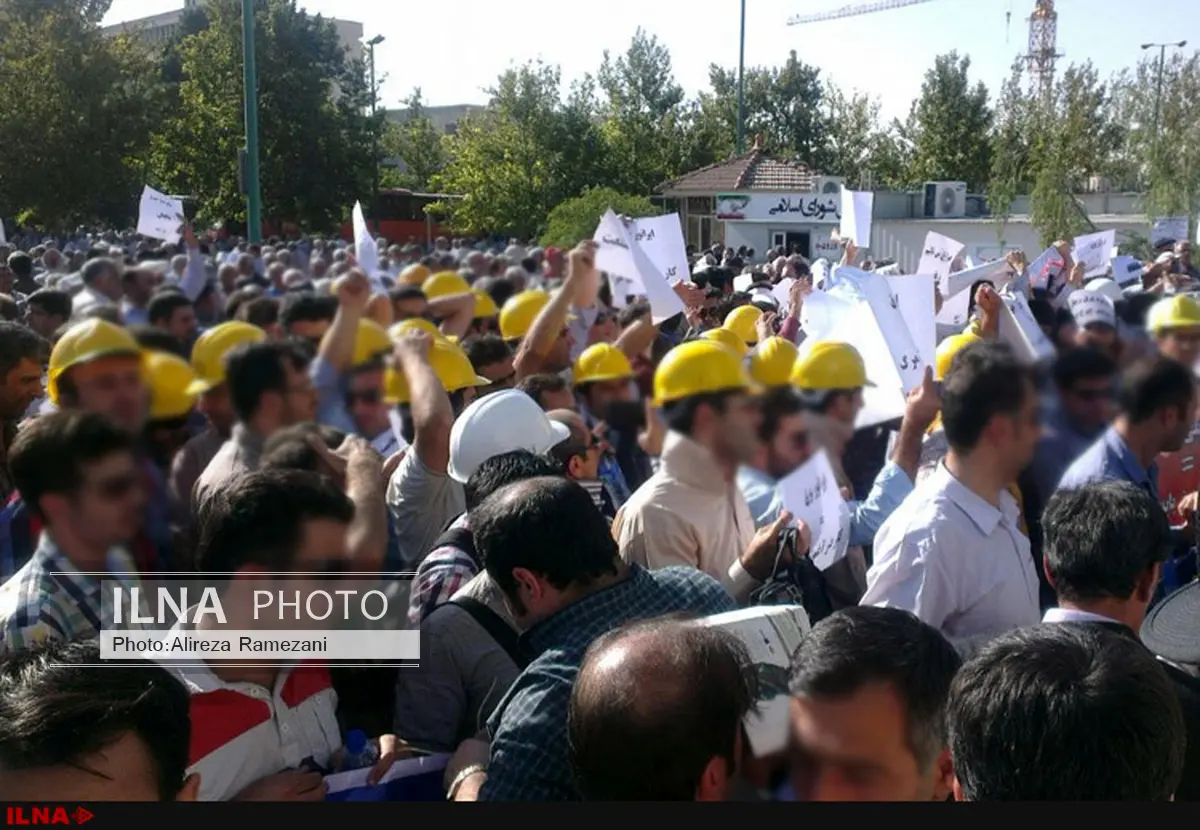 تجمع کارگران پستهای فشار قوی برق در مقابل مجلس