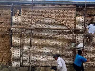 آغاز مرمت نمای تکیه تاریخی روستای گرکان با همکاری میراث‌فرهنگی و مدیریت محلی روستا