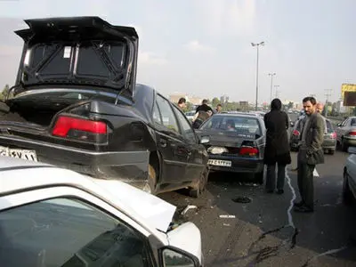 برخورد یک دستگاه بونکر با هفت خودروی سواری در بزرگراه شهید باقری