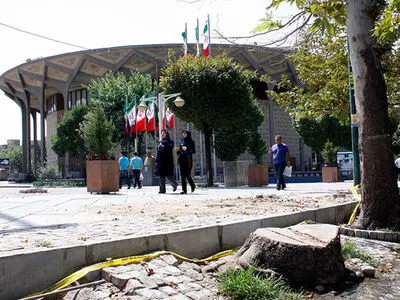 عزل شهردار ناحیه 2 منطقه 1 شهرداری‌تهران بابت قطع درختان خیابان ولیعصر/جریمه 4 میلیاردی برای مالک متخلف