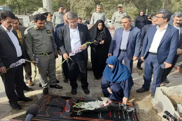 ادای احترام رئیس سازمان حفاظت محیط زیست کشور به مقام شامخ شهدا در استان لرستان