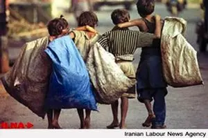 تصویری از یک کودک کار که حرفی برای گفتن نمی‌گذارد