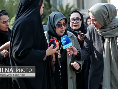 مهاجرانی در دیدار با خانواده شهدای حملات هوایی آمریکا در خوزستان: با عزت از گردنه تاریخی عبور خواهیم کرد