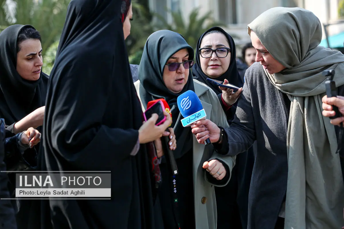 مهاجرانی در دیدار با خانواده شهدای حملات هوایی آمریکا در خوزستان: با عزت از گردنه تاریخی عبور خواهیم کرد