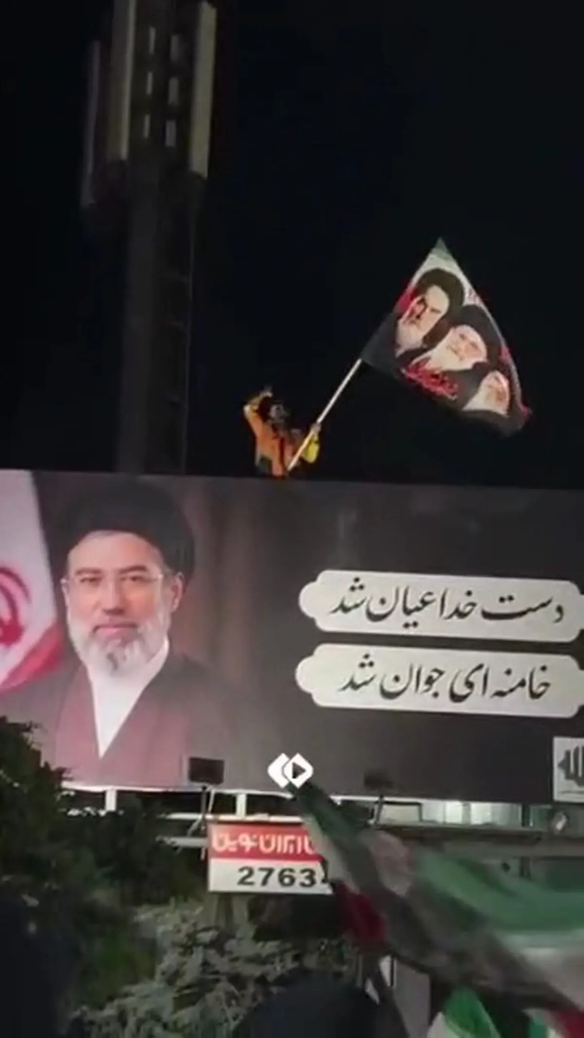 پاکبانی که تلاش می‌کرد پرچم ایران را بالای بالا نگه دارد + فیلم