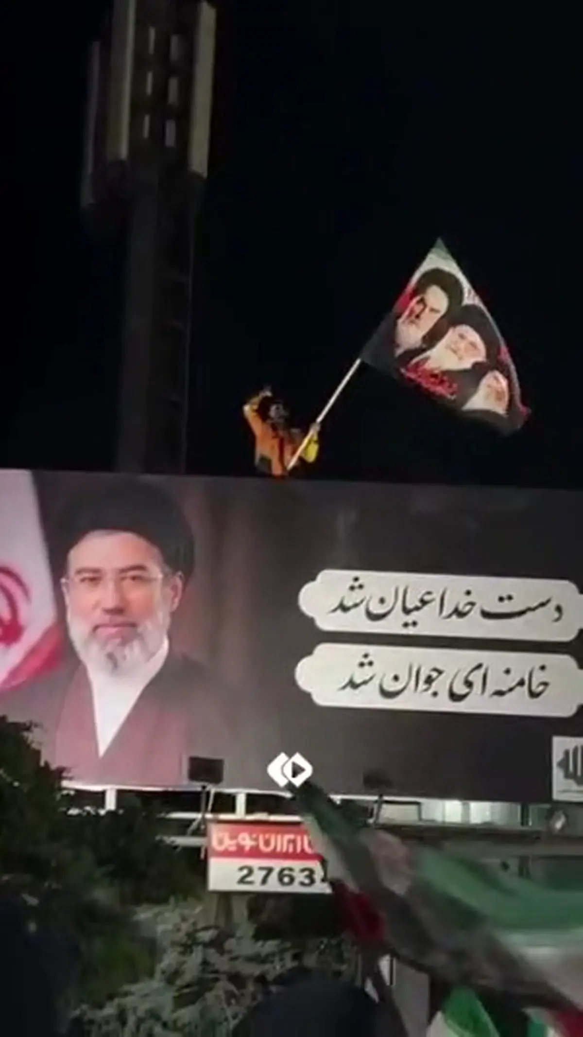 پاکبانی که تلاش می‌کرد پرچم ایران را بالای بالا نگه دارد + فیلم