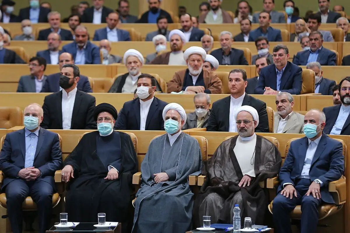 با تسخیر دل‌های مردم، می‌توان از همه مشکلات عبور کرد/ اکسیر خنثی‌سازی توطئه‌های دشمن، مقابله با فساد و تبعیض است