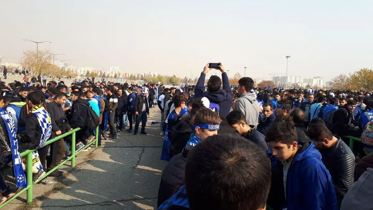 درهای ورزشگاه آزادی به روی هواداران باز شد